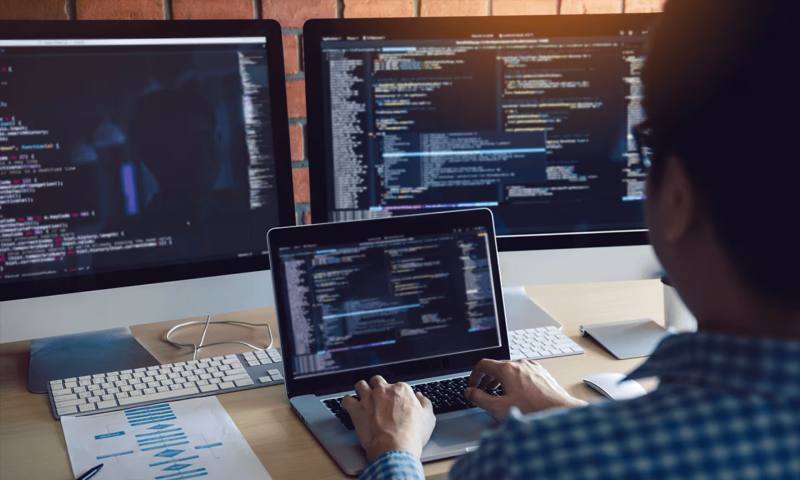 数据科学选型:R与Python如何赋能吐鲁番网站建设?